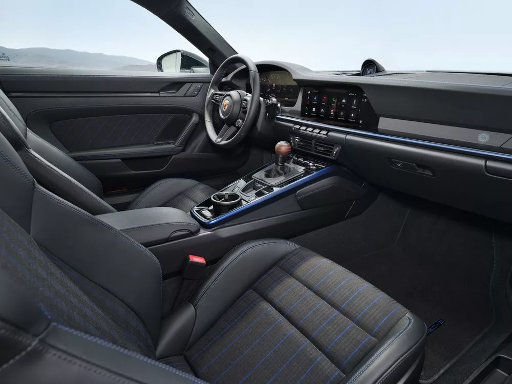 s24 2827 jpg Porsche 911 Carrera T: Câmbio Manual, Estilo Clássico e Potência.