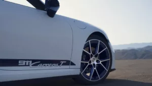 Porsche 911 Carrera T: Câmbio Manual, Estilo Clássico e Potência.