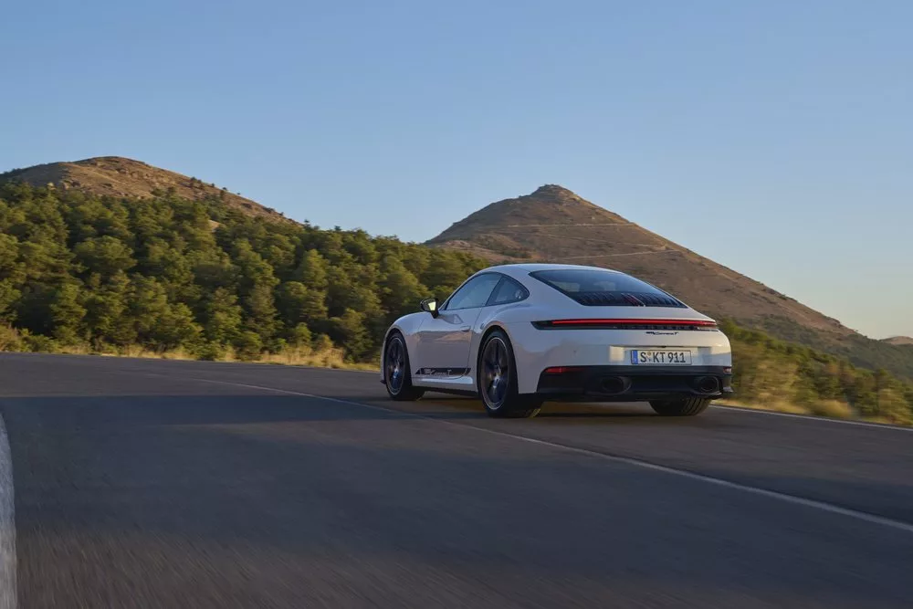 s24 2835 jpg Porsche 911 Carrera T: Câmbio Manual, Estilo Clássico e Potência.