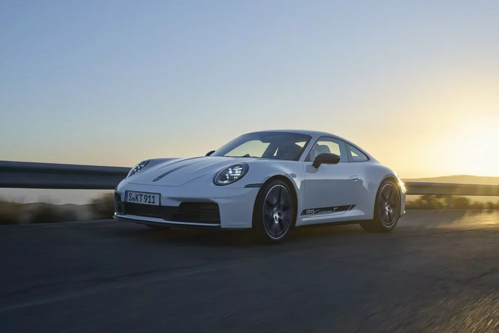 s24 2837 jpg Porsche 911 Carrera T: Câmbio Manual, Estilo Clássico e Potência.