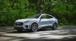 Ford Mustang Mach-E GT Performance estreia com desempenho elétrico de ponta e preço de R$ 486 mil no Brasil