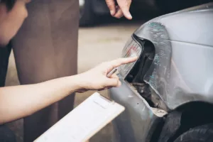 Por que carros com batidas leves são classificados como perda total?