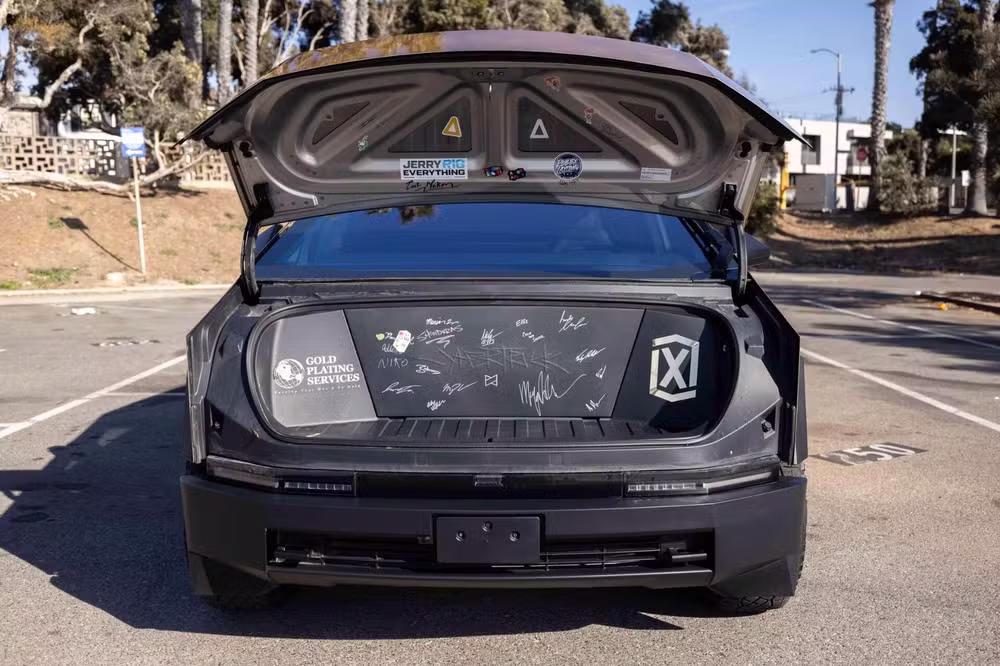 cyber leilao 2 Tesla Cybertruck de Ouro em Leilão: Uma Joia Sobre Rodas com Propósito Solidário