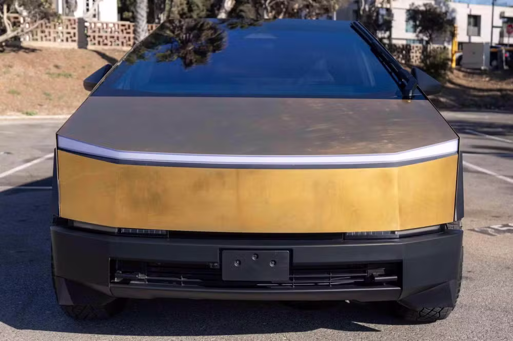 cyber leilao 3 Tesla Cybertruck de Ouro em Leilão: Uma Joia Sobre Rodas com Propósito Solidário