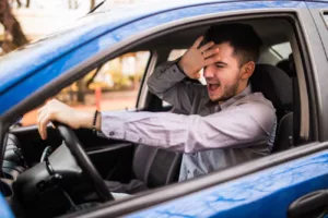 Você fica nervosinho no trânsito e faz gestos obscenos? PL poderá gerar multa e pontos na CNH. Entenda!