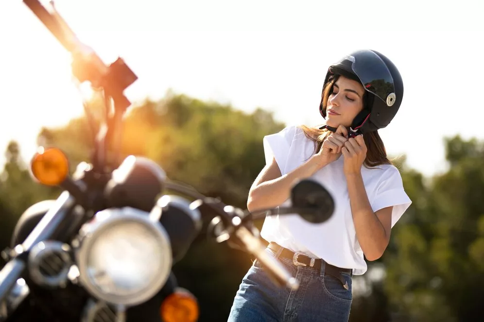 mulher colocando capacete para uma viagem de moto 23 2149023868 Paraná Sanciona Isenção de IPVA para Motos de Até 170cc a Partir de 2025