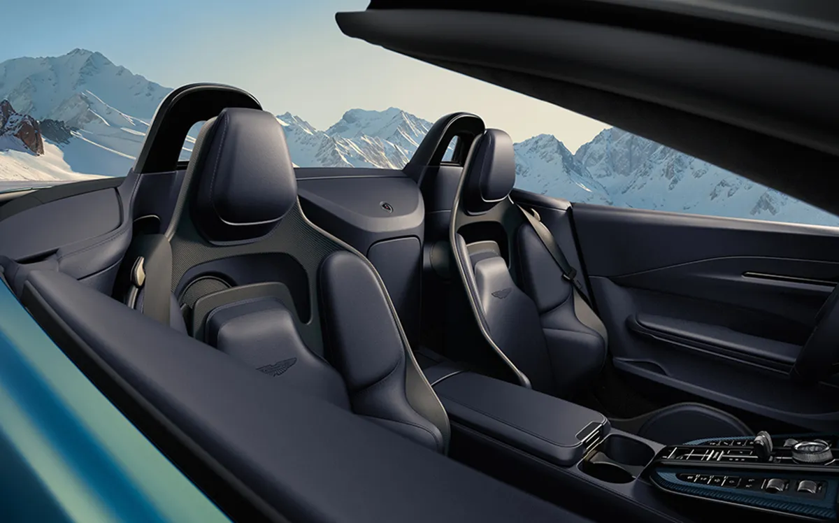 16 jan 25 Aston Martin Vantage Roadster foi projetado para pilotos 3 Aston Martin Vantage Roadster: um conversível que combina luxo e desempenho extremo.