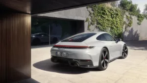 O novo Porsche 911 Carrera S chega ao Brasil com motor Boxer 3.0 biturbo de 480 cv.