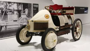 Do Lohner-Porsche Mixte ao Toyota Prius: A evolução dos carros elétricos