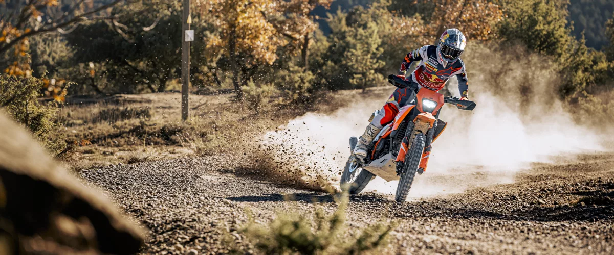 PHO BIKE DET Dual sport KTM 2025 390 enduro r orange action image 1 SALL AEPI V1 KTM 390 Enduro R 2025: A Escolha Definitiva para Aventuras em Duas Rodas