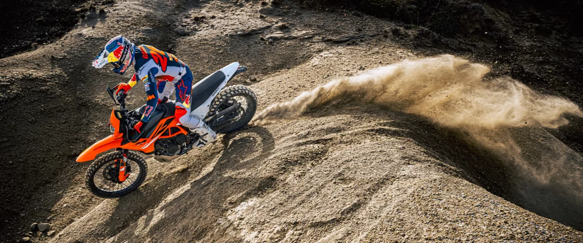 PHO BIKE DET Dual sport KTM 2025 390 enduro r orange action image SALL AEPI V1 KTM 390 Enduro R 2025: A Escolha Definitiva para Aventuras em Duas Rodas
