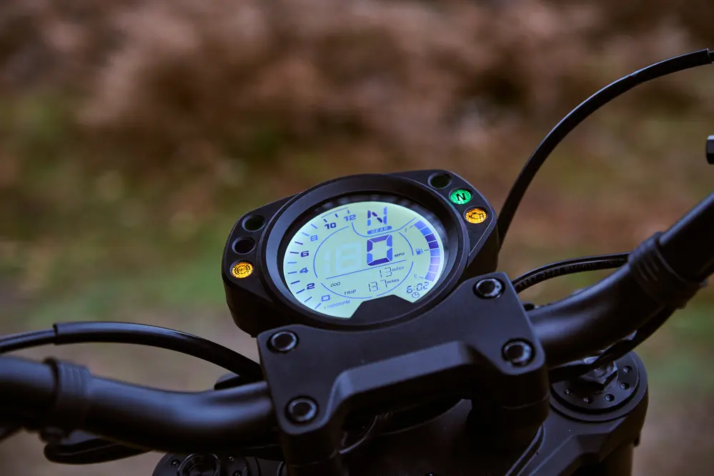 ajs sedona 250 11 painel.jpg Com design robusto, a AJS Sedona 250 equilibra tradição e modernidade em uma moto acessível e prática.