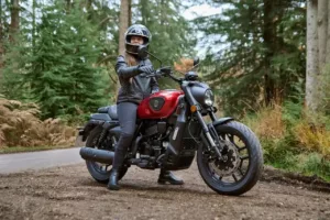 Com design robusto, a AJS Sedona 250 equilibra tradição e modernidade em uma moto acessível e prática.