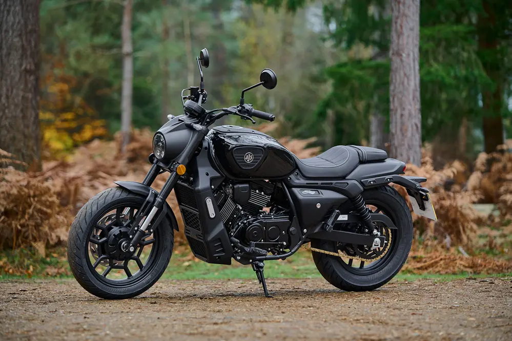 ajs sedona 250 6 Preta.jpg Com design robusto, a AJS Sedona 250 equilibra tradição e modernidade em uma moto acessível e prática.