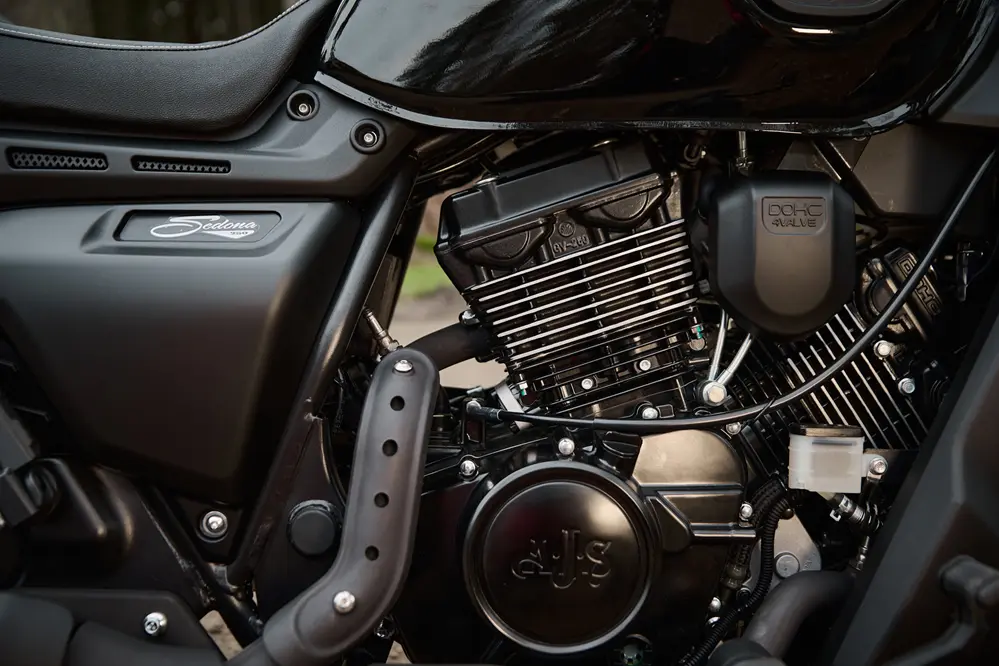 ajs sedona 250 9 Motor.jpg Com design robusto, a AJS Sedona 250 equilibra tradição e modernidade em uma moto acessível e prática.