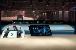 O revolucionário Panoramic iDrive transforma o para-brisa dos BMW da linha Neue Klasse em uma tela interativa gigante
