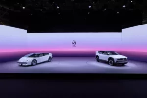 Honda revela os conceitos elétricos 0 Saloon e 0 SUV na CES 2025, com lançamento previsto para 2026.