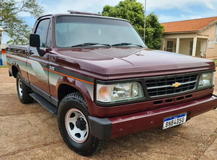 foto caminhonete d20 deluxe dok Chevrolet D20: O ícone que redefiniu o trabalho e a robustez nos anos 80