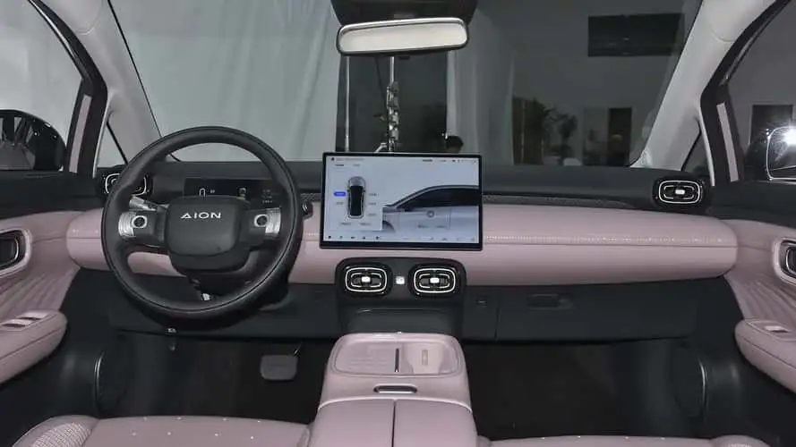 gac aion ux 5 1 O GAC Aion UT, hatch elétrico da GAC Motor, inicia pré-venda na China com design inovador, motor de 134 cv e autonomia de 420 km