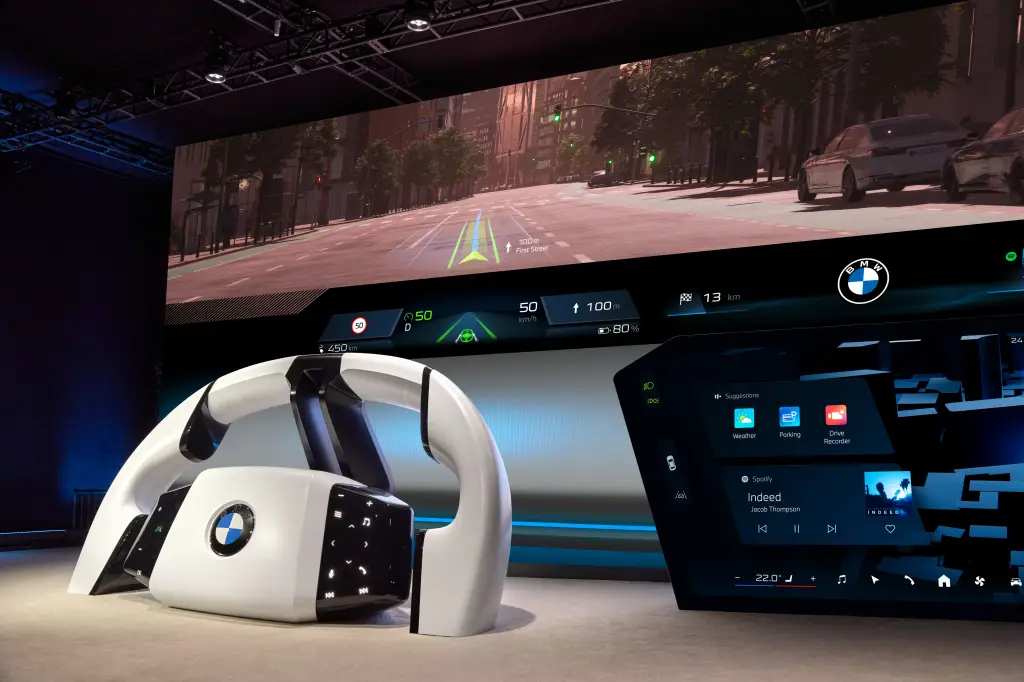 iDrive Show Detail activeADAS 3DHead Up v4 O revolucionário Panoramic iDrive transforma o para-brisa dos BMW da linha Neue Klasse em uma tela interativa gigante