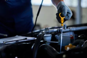 O Que a Cor do Óleo do Motor Diz Sobre o Seu Carro?
