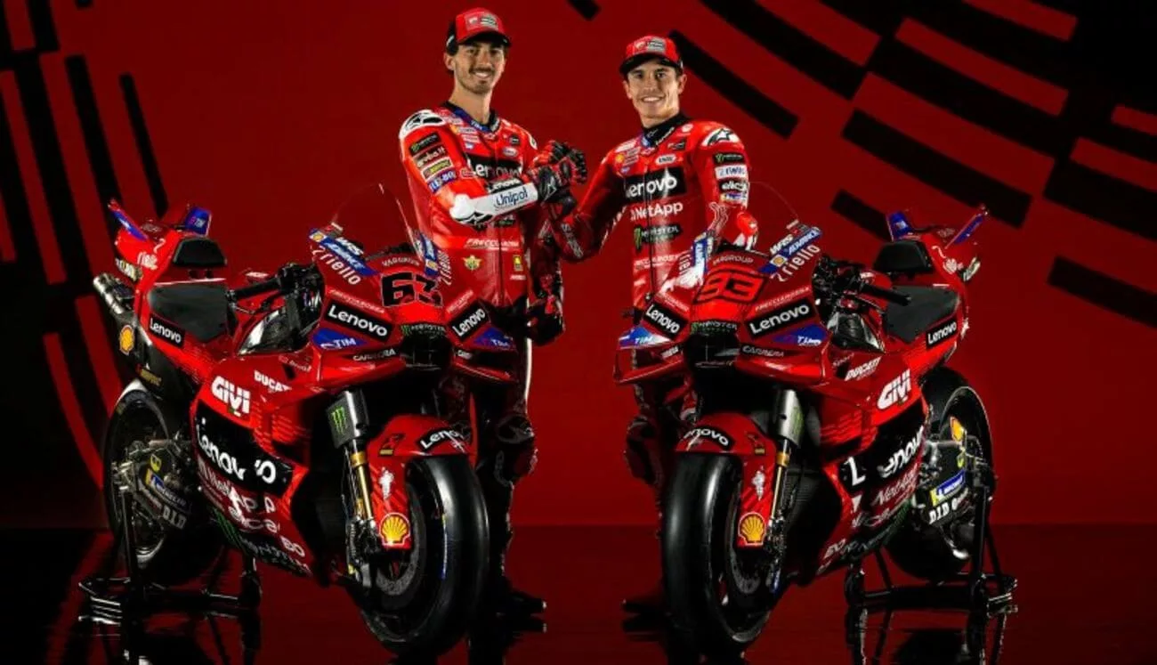 pecco bagnaia e marc marquez junto com a ducati desmosedici gp25 ducati lenovo motociclismoonline Ducati Desmosedici GP25: O Futuro da Velocidade na MotoGP