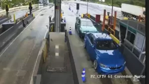 “Não era o BRAIA”: Dono de BMW tenta fazer gracinha e quase bate em caminhão na saída de pedágio,