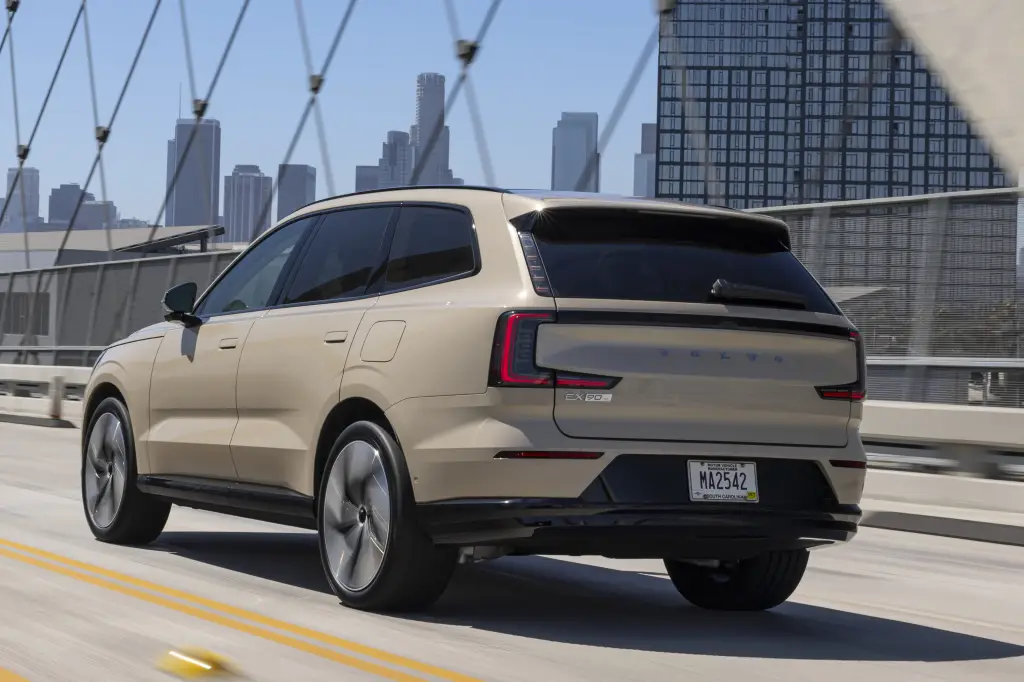 Volvo EX90 Sand Dune 008 1 e1725912911976 Volvo EX90 chega ao Brasil com tecnologia de ponta e sete lugares – Mas o preço impressiona