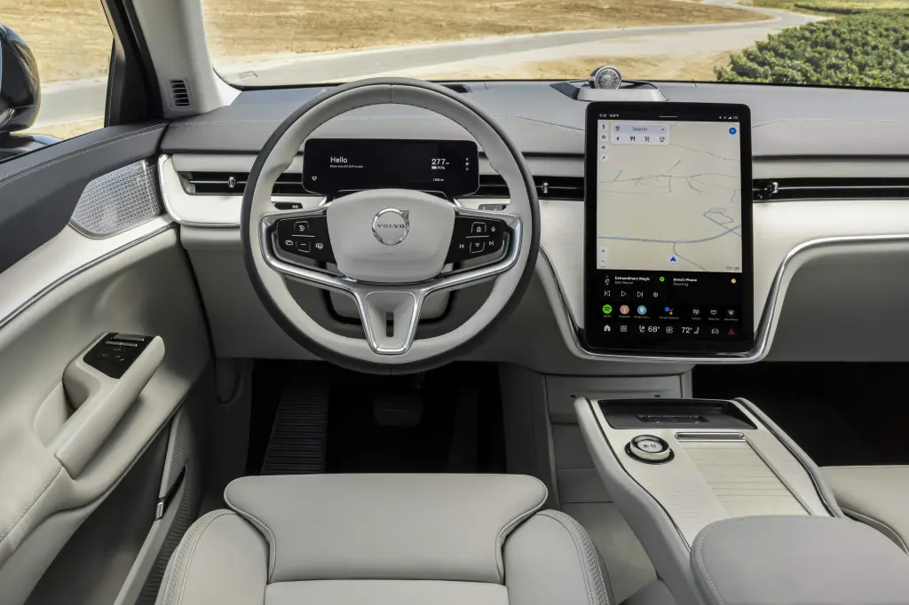 Volvo EX90 Sand Dune 115 1 e1725912833643 Volvo EX90 chega ao Brasil com tecnologia de ponta e sete lugares – Mas o preço impressiona
