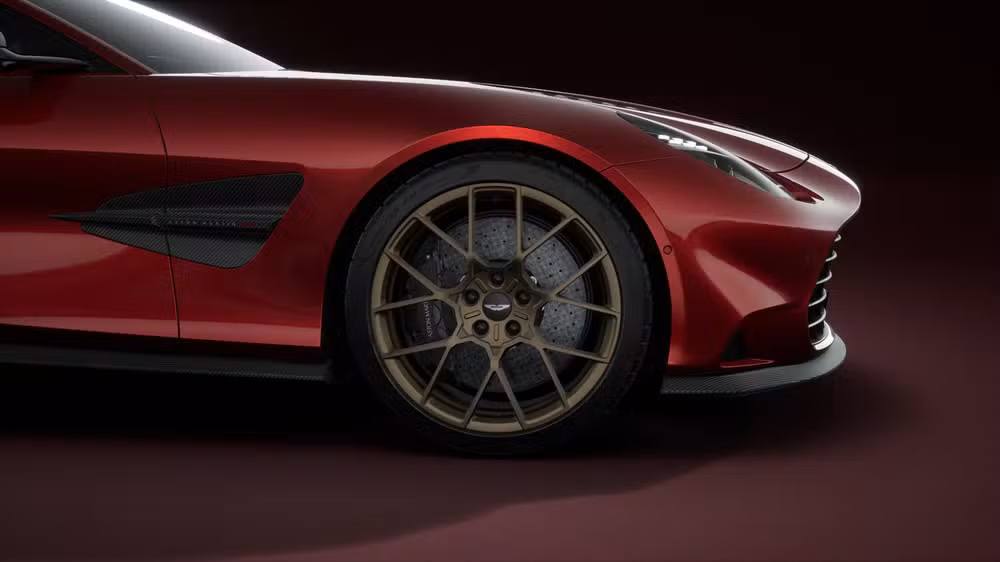 aston martin vanquish 2025 detalhe das rodas Aston Martin Vanquish retorna o motor V12 com 835 cv e preço de R$ 5,4 milhões