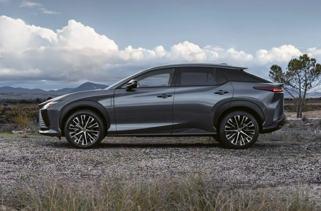 Lexus RZ 450e 109 e1742843565556 Lexus RZ: o primeiro elétrico da marca desembarca no Brasil com foco em luxo, tecnologia e desempenho