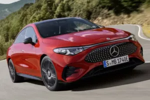 A Mercedes-Benz reinventa o CLA em 2025, lançando versões 100% elétricas e trazendo recursos inovadores.