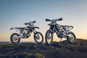 Triumph TF 250-E e TF 450-E estreiam no off-road com DNA de competição e foco no EnduroGP 2025