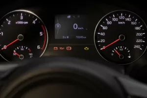 Luz de Injeção Acesa no Painel: Pode Dirigir ou é Risco para o Motor?