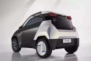 Novo minicarro da Toyota inova ao dispensar pedais e permitir direção por adolescentes