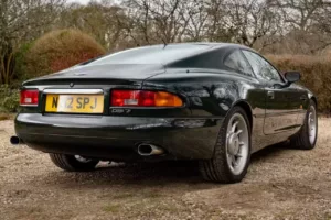 Aston Martin DB7 de Elton John vai a leilão por valor surpreendente e baixa quilometragem