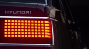 Hyundai resgata os anos 80 com sedã elétrico que une nostalgia e tecnologia futurista