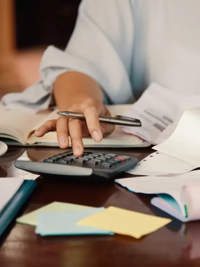 cropped-empresario-trabalhando-com-conta.webp