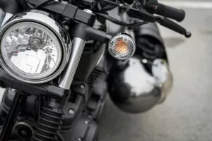 Farol de moto apagado dá multa mesmo de dia: entenda a regra e sua importância na segurança