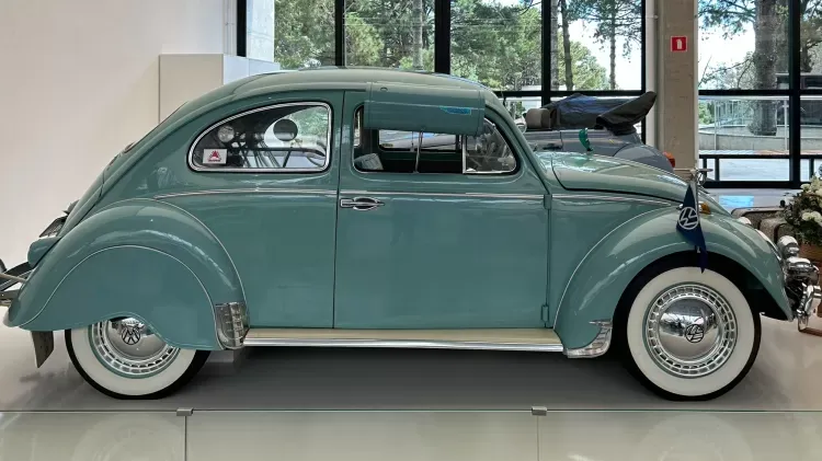 fusca equipado 2 Fusca 1962 com cafeteira, ar-condicionado e 50 acessórios: o clássico brasileiro mais exclusivo já restaurado