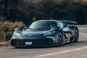 George Russell acelera fora das pistas com um dos carros mais raros e poderosos do mundo