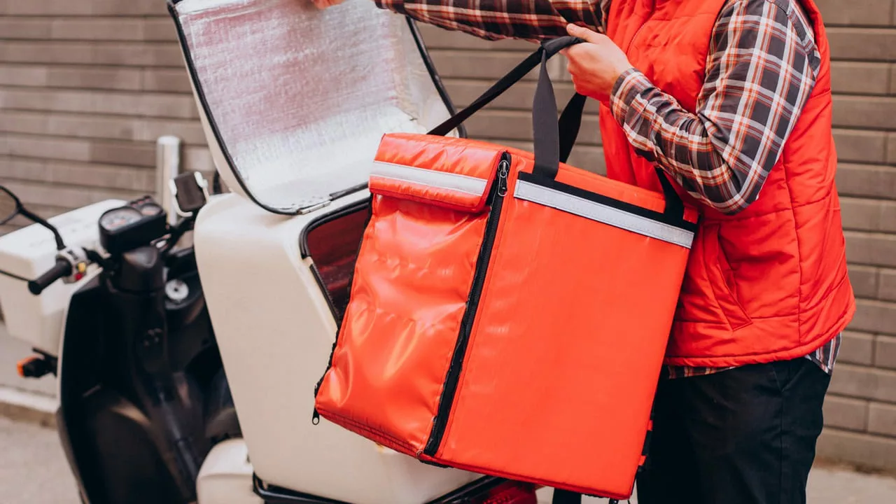 motoboy Entregadores pressionam apps por taxa mínima de R$ 10: entenda o impacto da greve para o setor.