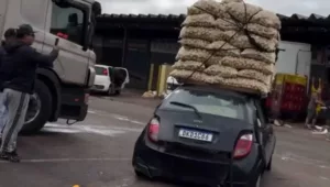 O “KAminhão” de Curitiba: Ford Ka carrega tonelada de batatas e viraliza nas redes sociais.