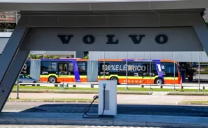 Primeiro biarticulado elétrico do mundo é testado em Curitiba e promete transformar o transporte coletivo urbano