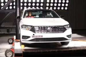 Volkswagen Jetta 2026 conquista 5 estrelas no Latin NCAP e reforça sua posição entre os sedãs mais seguros da categoria