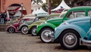 Curitiba Volksfest 2025 celebra carros antigos, música e gastronomia em evento histórico para os apaixonados por automóveis