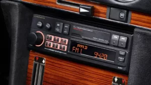 Volta ao futuro: Pioneer lança rádio que parece toca-fitas, mas esconde Bluetooth e USB