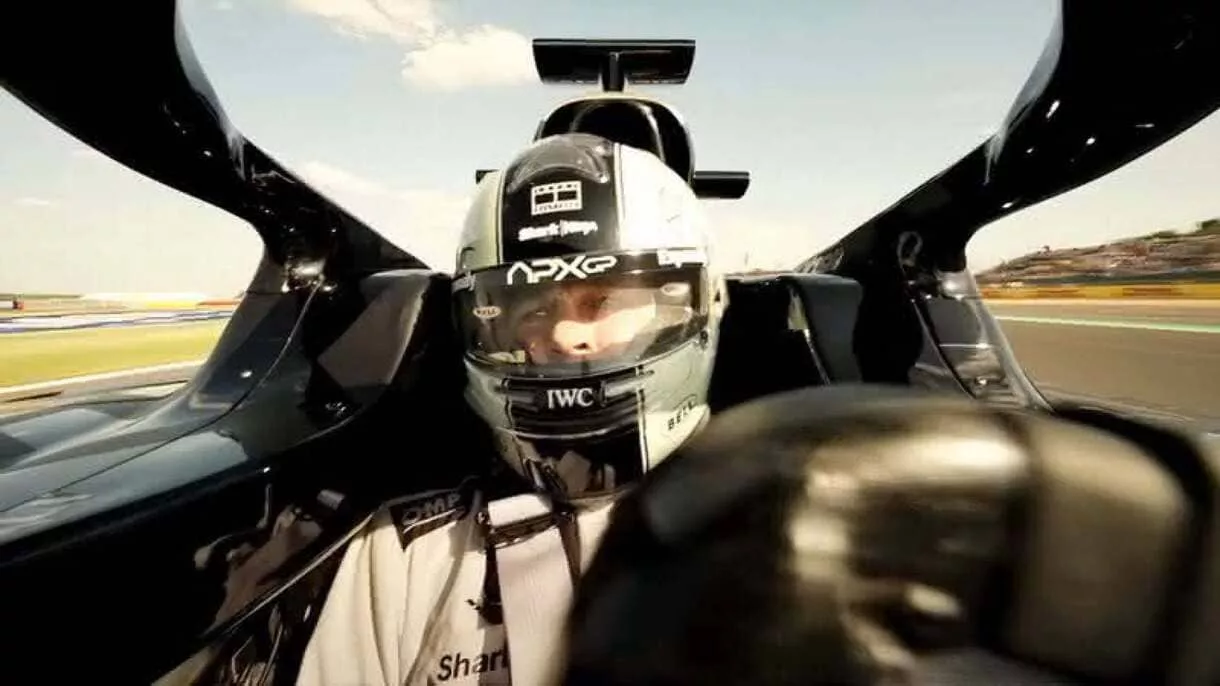 brad pitt disputa posicoes em carro de formula 1 no teaser de f1 widelg 54570775 Brad Pitt acelera McLaren MCL60 e mergulha no universo da Fórmula 1