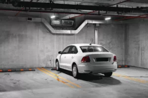 Estacionaram na sua garagem? Saiba o que a lei permite – e o que você pode fazer
