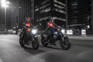Honda CB 650R 2026 estreia no Brasil com câmbio eletrônico E-Clutch e visual renovado